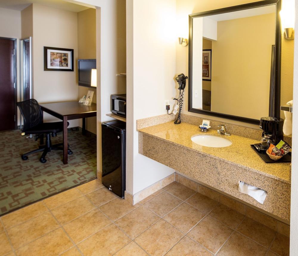 Best Western Plus Eastgate Inn & Suites Wichita Exterior photo