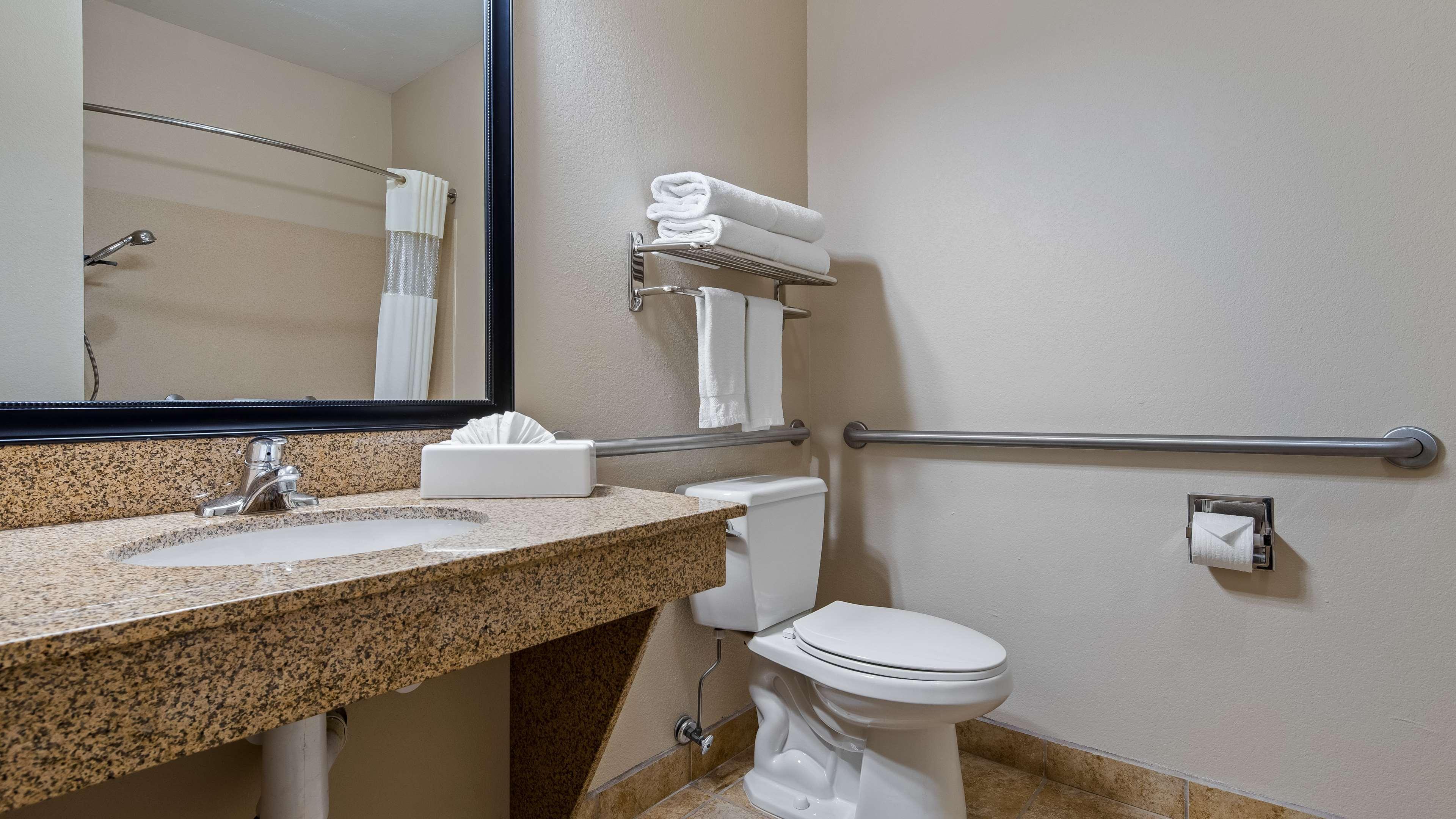 Best Western Plus Eastgate Inn & Suites Wichita Exterior photo