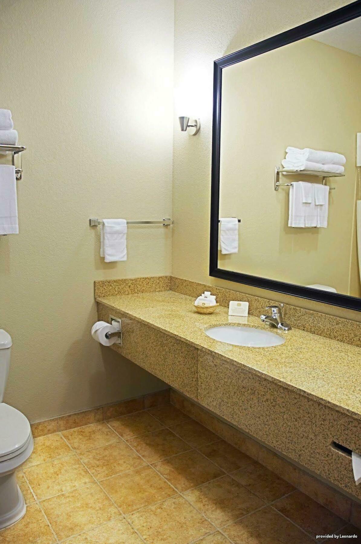 Best Western Plus Eastgate Inn & Suites Wichita Room photo