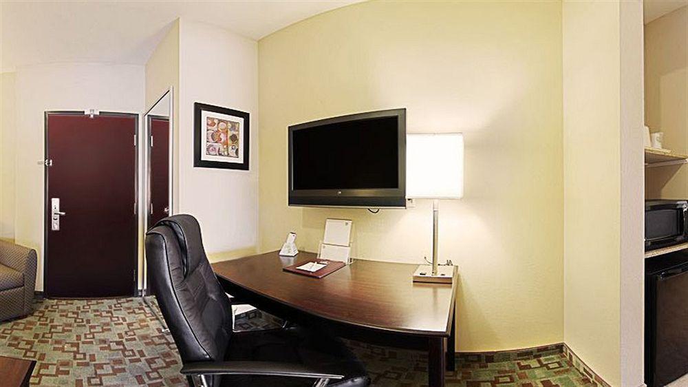 Best Western Plus Eastgate Inn & Suites Wichita Exterior photo
